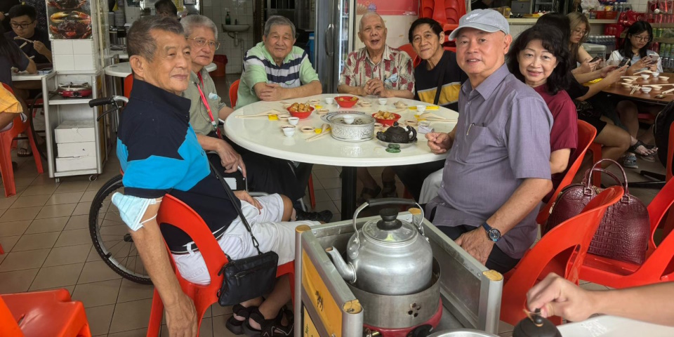 与几位棋坛老 前辈聚餐叙旧