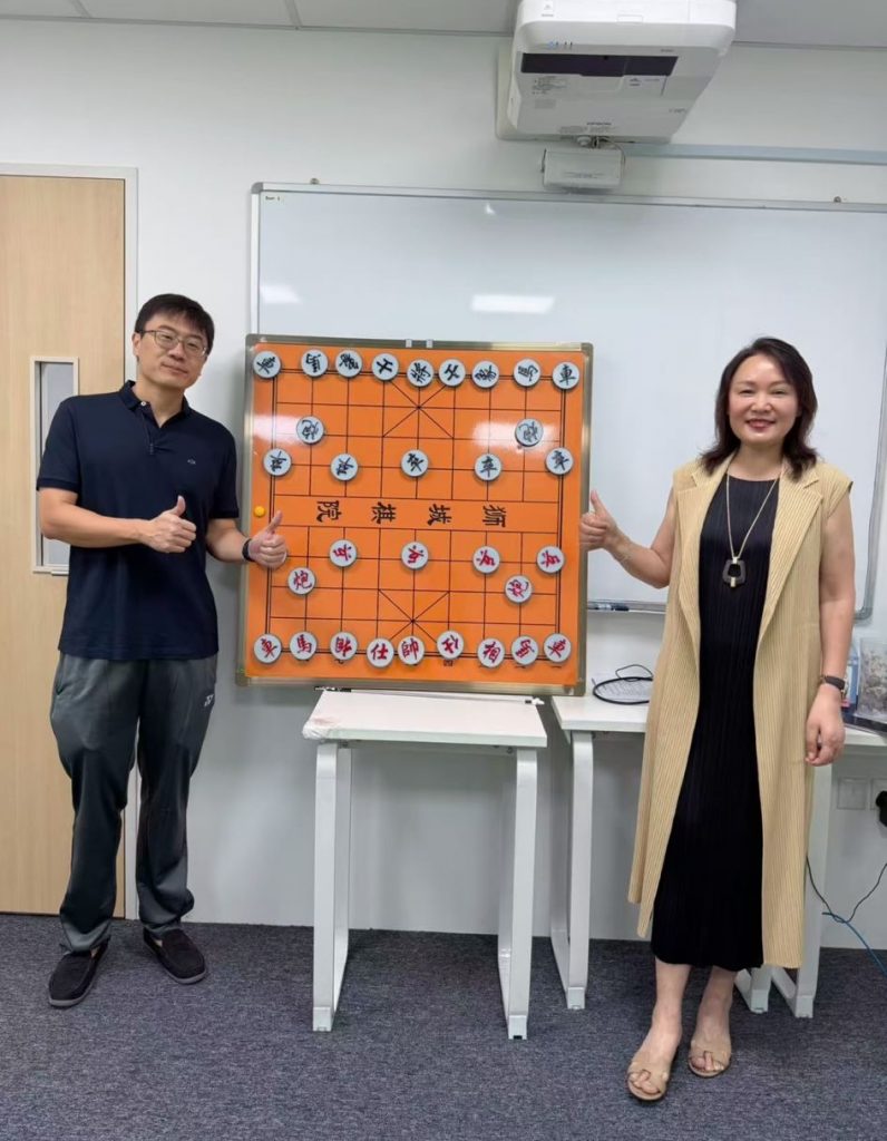 吴宗翰 新加坡象棋总会学务主任拜访汪老是学园